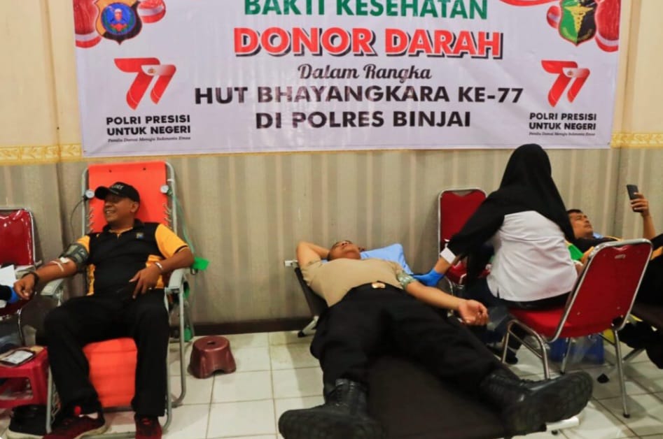 Personel Polres Binjai mengikuti kegiatan donor darah di Aula Catur Sakti Polres Binjai Jalan Sultan Hasanuddin, Kelurahan Satria, Kecamatan Binjai Kota, Kota Binjai, Jumat (16/6/2023). (Dok/Polres Binjai)