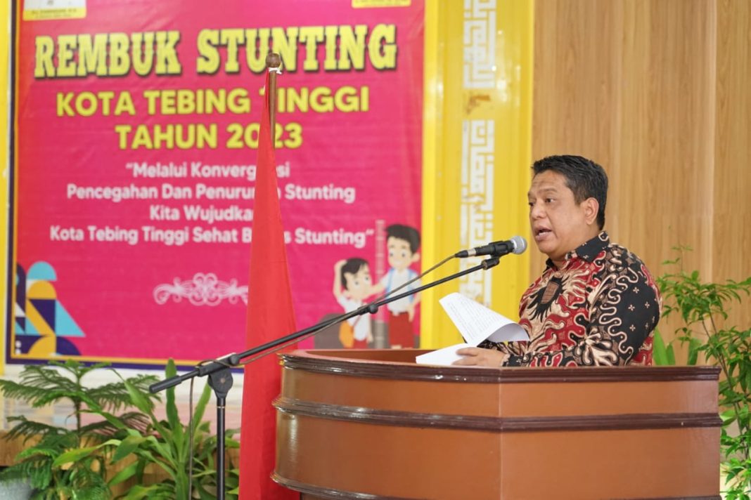 Pj Wali Kota Tebingtinggi Drs Syarmadani MSi membuka rembuk stunting tahun 2023 yang diselenggarakan Dinas PPKB, di gedung Balai Kartini Lama, Jumat (16/6/2023). (Dok/Kominfo Tebingtinggi)