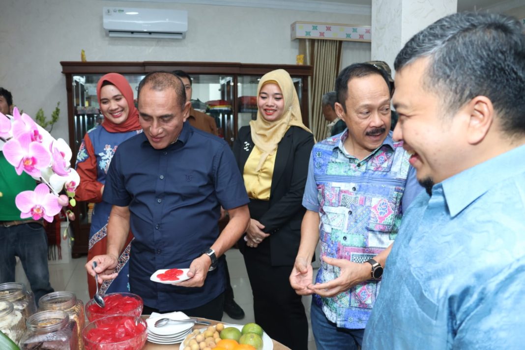 Gubernur Sumut Edy Rahmayadi sedang menikmati makanan kolang Kaling olahan UMKM di Paviliun Pemkab Tapsel pada PRSU Medan, Sabtu (17/6/2023) sore. (Dok/Kominfo Tapsel)