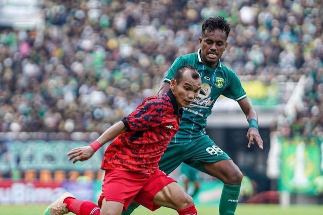 Duel Alwi Slamat dan Riko Simanjuntak dalam laga pramusim Anniversary Game Persebaya Surabaya vs Persija Jakarta, Minggu (18/6/2023).