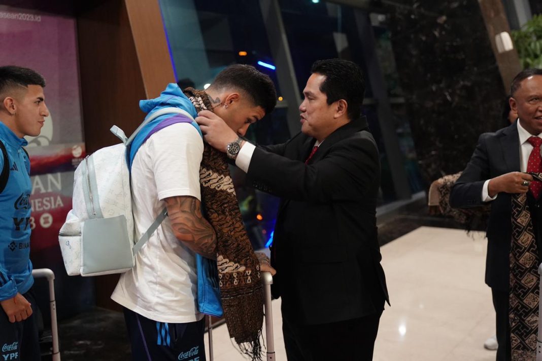 Ketua Umum PSSI Erick Thohir menyambut langsung kedatangan tim Argentina yang mendarat di Bandara International Soekarno Hatta, Tangerang, Banten, Jumat (16/6/2023) malam. (Dok/PSSI)