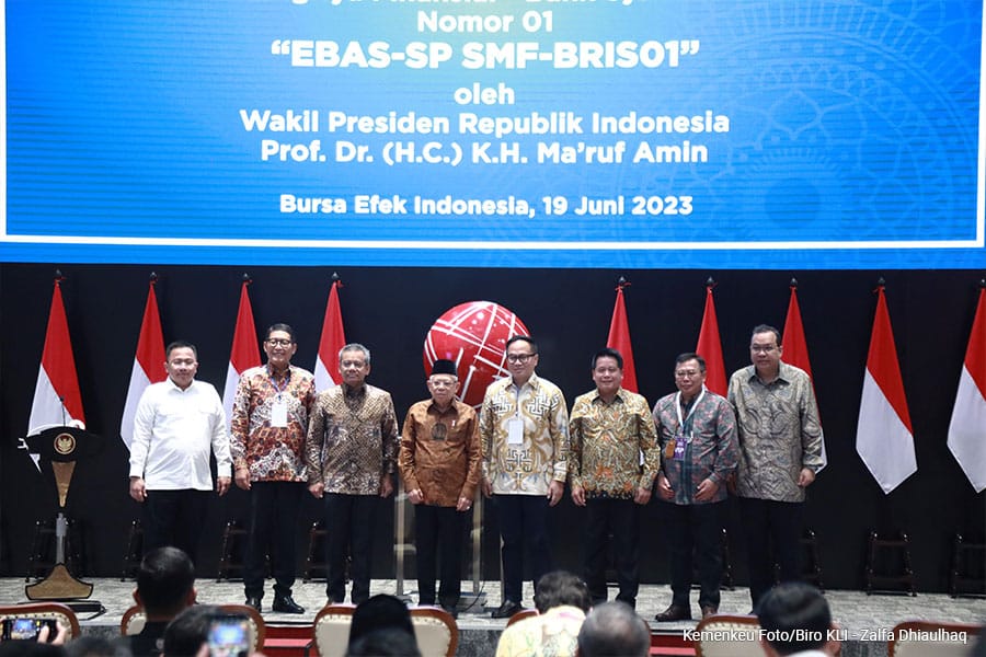 Wapres RI KH Ma’ruf Amin foto bersama dengan lainnya usai meresmikan Pencatatan Perdana EBAS-SP di Bursa Efek Indonesia, Senin (19/6/2023). (Dok/Kemenkeu RI)