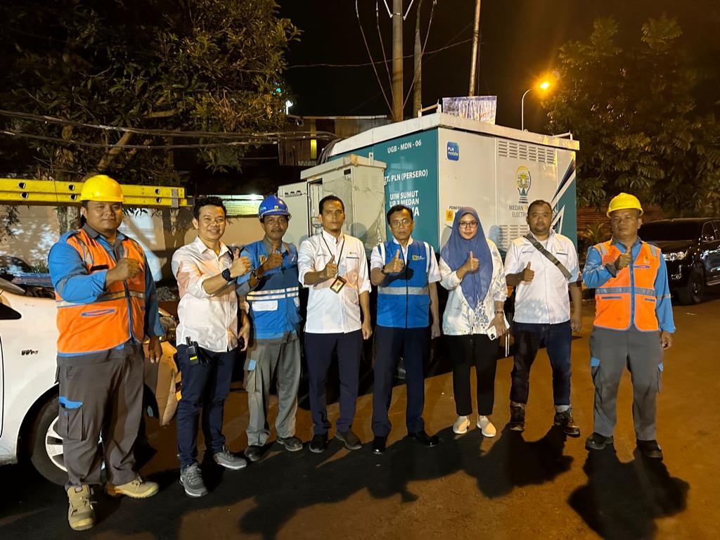 GM PLN UID Sumut Awaluddin Hafid foto bersama seusai meninjau kesiapan dan kehandalan listrik untuk PRSU di Medan, kemarin. (Dok/ PLN)