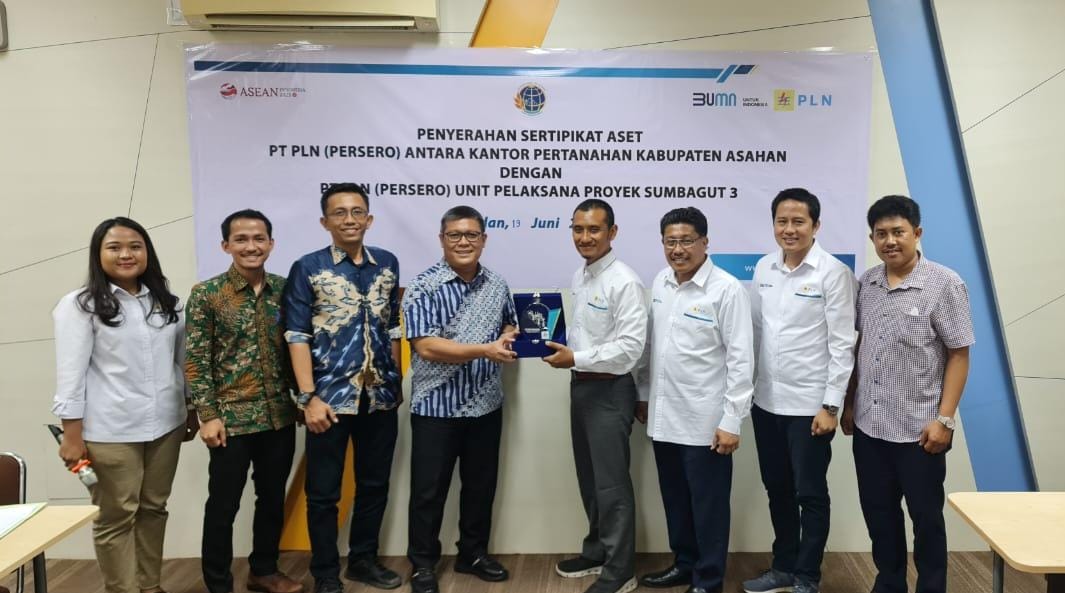 PLN UIP SBU melalui UPP Sumbagut III, menerima 33 sertifikat aset tapak tower dari Kantah Asahan di Medan, Senin (19/6/2023). (Dok/PLN)