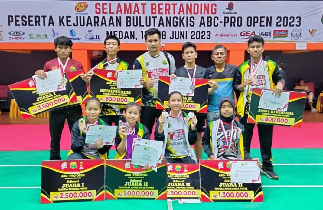 Pebulutangkis PB Sulhas Aekkanopan foto bersama usai menerima hadiah Kejuaraan Bulu Tangkis ABC Pro Open 2023 di GOR PBSI Sumut, Medan, Minggu (18/6/2023) malam.