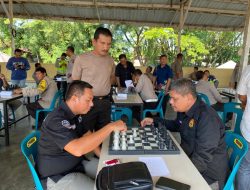 Personel Polres Langkat dan Polsek jajaran mengikuti pertandingan catur di Parkiran Mapolres Binjai, Selasa (20/6/2023). (Dok/Polres Binjai)