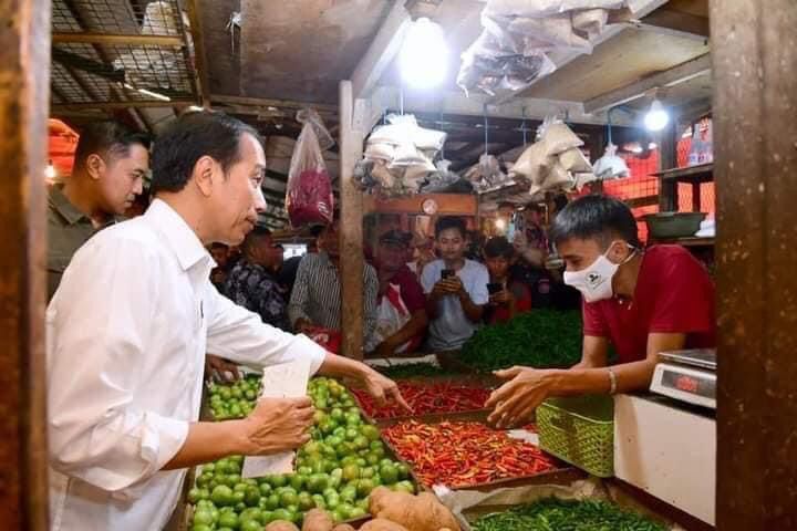 Presiden RI Ir H Joko Widodo meninjau aktivitas pedagang di Pasar Tohaga Parung dan Pasar Parungpung, Kabupaten Bogor, Jawa Barat, Rabu (21/6/2023).