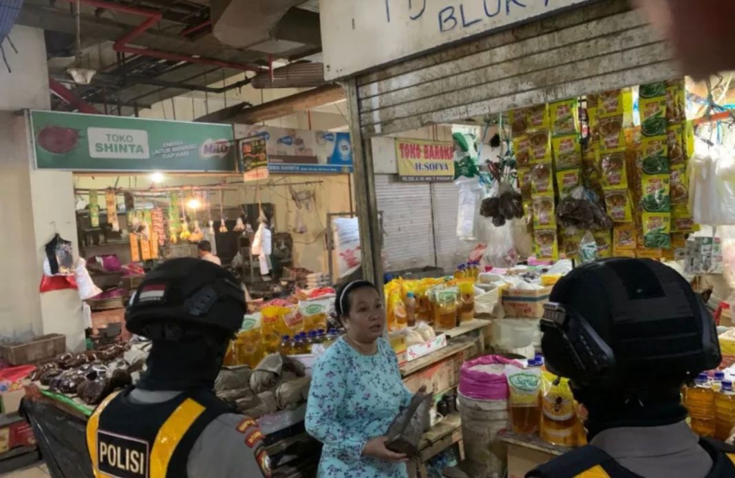 Unit Patroli Direktorat Samapta Polda Kalimantan Timur melaksanakan tugas rutin mereka dengan melakukan sambang ke Pasar Baru Klandasan Balikpapan, Rabu (21/6/2023).