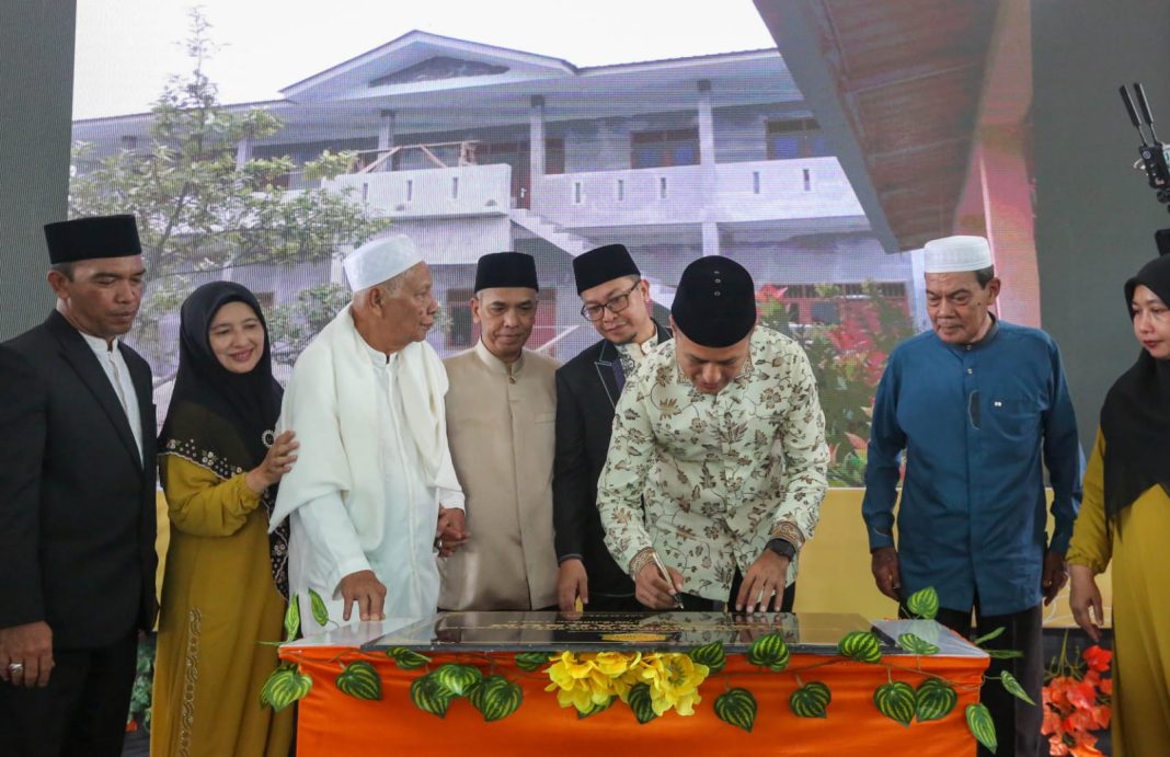Wakil Gubernur Sumut Musa Rajekshah menghadiri peresmian Gedung Baru YPIT Aisyah Maksum, Jalan Kapten Rahmad Buddin, Medan Marelan, Rabu (21/6/2023). (Dok/Kominfo Sumut)