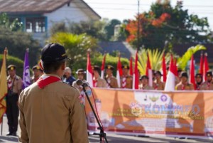 Wakil Bupati Karo Theopilus Ginting melepas Pasukan Kirab Tangkal Napza Gerakan Pramuka Sumut Tahun 2023 yang melintasi Kabupaten Karo, yang dilaksanakan di halaman Kantor Bupati Karo, Selasa (20/6/2023). (Dok/Kominfo Karo)