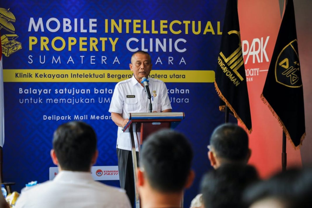 Asisten Ekbang Pemko Medan Agus Suriyono menghadiri Pembukaan Mobile IP Clinic yang digelar Kantor Kemenkumham RI Provinsi Sumut di Delipark Mall, Rabu (21/6/2023). (Dok/Kominfo Medan)