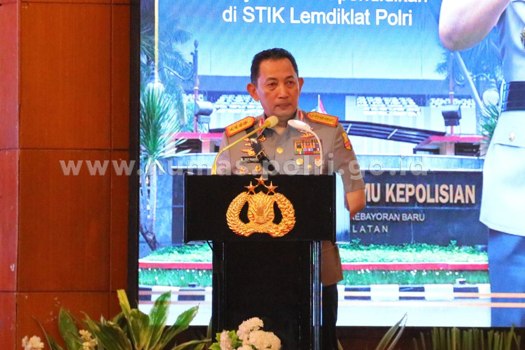 Kapolri Jenderal Polisi Listyo Sigit Prabowo Kapolri dalam acara wisuda sekolah STIK 2023, Rabu (21/6/2023). (Dok/Humas Polri)
