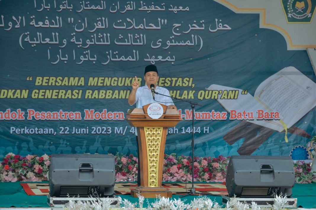 Bupati Batubara Ir H Zahir MAP menghadiri wisuda Pondok Pesantren Al Mumtaz, di Desa Pasar Lapan, Kecamatan Air Putih, Kamis (22/6/2023). (Dok/Kominfo Batubara)