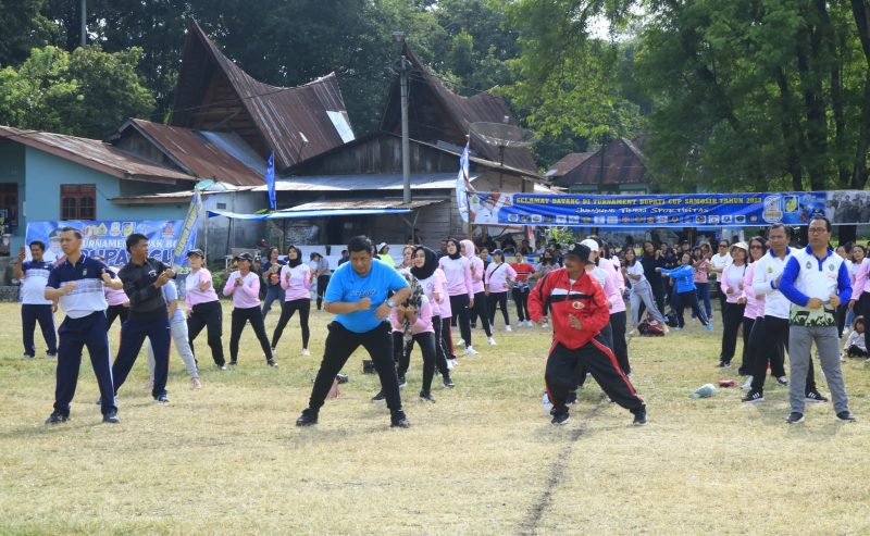 Dalam rangka menyambut HUT ke 77 Bhayangkara, Bupati Samosir Vandiko T Gultom bersama seluruh jajaran Pemkab Samosir mengikuti senam bersama di Tanah Lapang Pangururan, Jumat (23/6/2023).