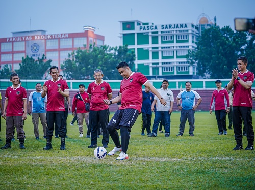Kick Off pertama Wali Kota Medan Bobby Nasution menjadi tanda dimulainya kompetisi sepak bola antar instansi dan kepala lingkungan se-Kota Medan, di Stadion Teladan, Kamis (22/6/2023). (Dok/Kominfo Medan)
