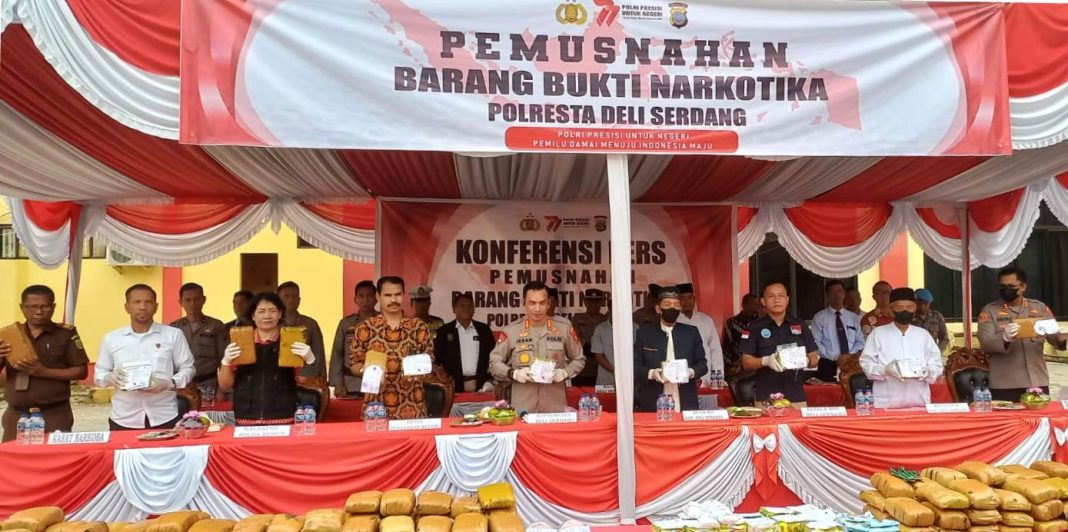 Kapolresta Deliserdang Kombes Pol Irsan Sinuhaji bersama para undangan mengangkat barang bukti sebelum dimusnahkan di Lubukpakam, Jumat (23/6/2023).
