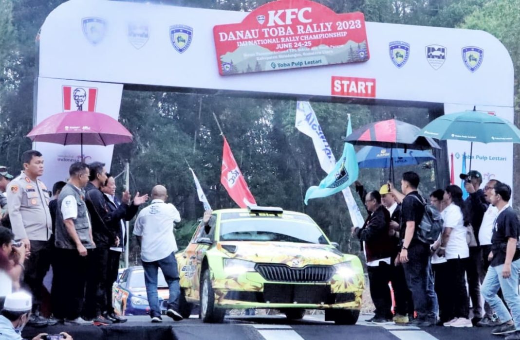 Peserta KFC Danau Toba Rally 2023 dilepas di TPL Aek Nauli-Parapat, Kabupaten Simalungun, Jumat (23/6/2023) petang. (Dok/Kominfo Simalungun)