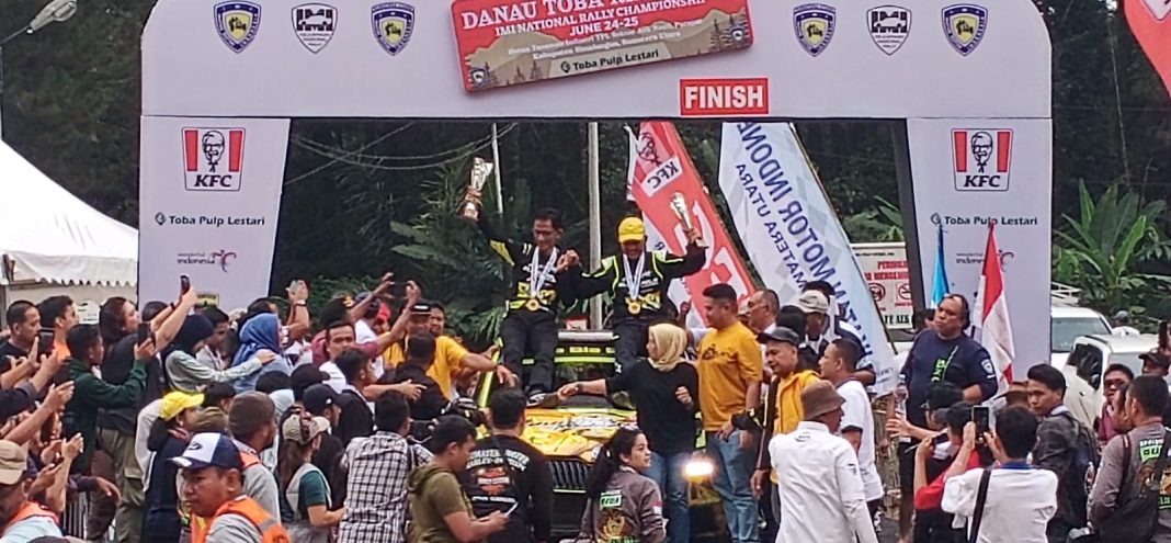 Wagubsu Ijeck dan Co-Driver Soejono meraih Juara I Kejunas KFC Danau Toba Rally 2023 Putaran Pertama di Aek Nauli, Kecamatan Girsang Sipanganbolon, Kabupaten Simalungun, Minggu (25/6/2023).
