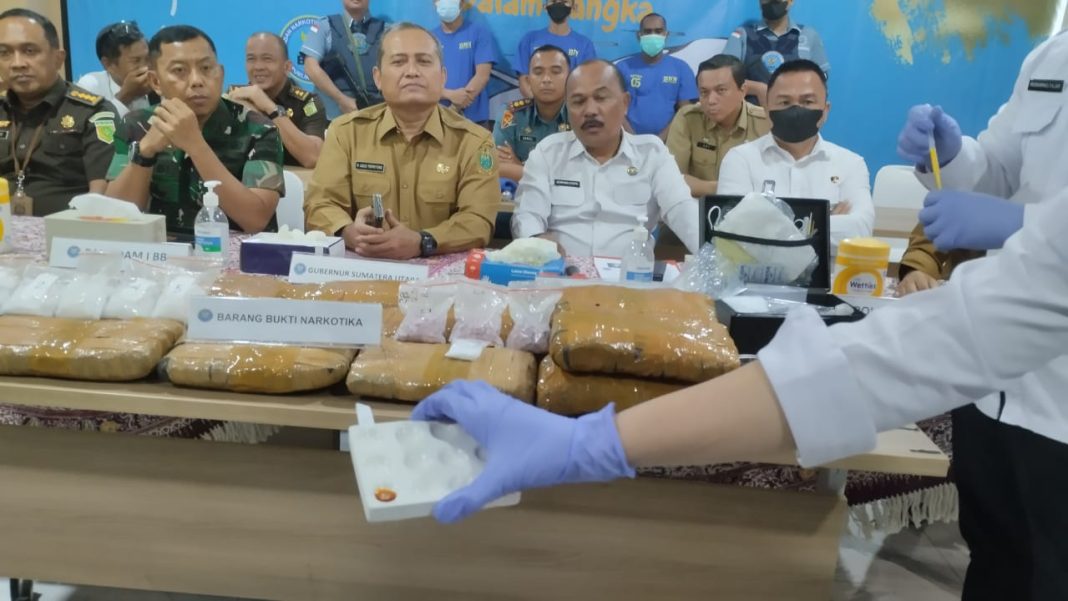 Petugas BNNP Sumut menunjukkan barang bukti sabu, ganja dan pil ekstasi sebelum dimusnahkan, di Kantor Gubernur Sumut, Senin, (26/6/2023).