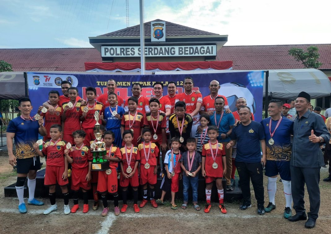 Kapolres Sergai AKBP Oxy Yudha Pratesta bersama Bupati H Darma Wijaya dan unsur Forkopimda diabadikan bersama tim PS Polres Sergai yang tampil sebagai juara I turnamen sepakbola U-12 Kapolres Cup, Senin (26/6/2023).