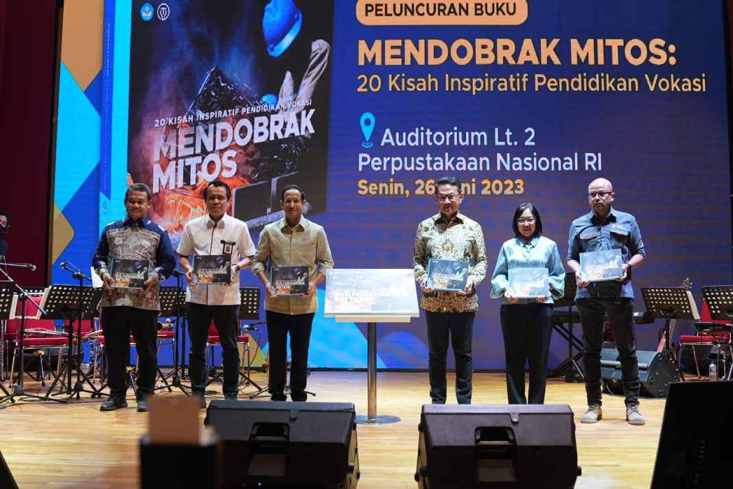 Mendikbudristek RI Nadiem Anwar Makarim saat peluncuran buku di Gedung Perpustakaan Nasional Republik Indonesia, Jakarta, Senin (26/6/2023). (Dok/Kemendikbudristek RI)