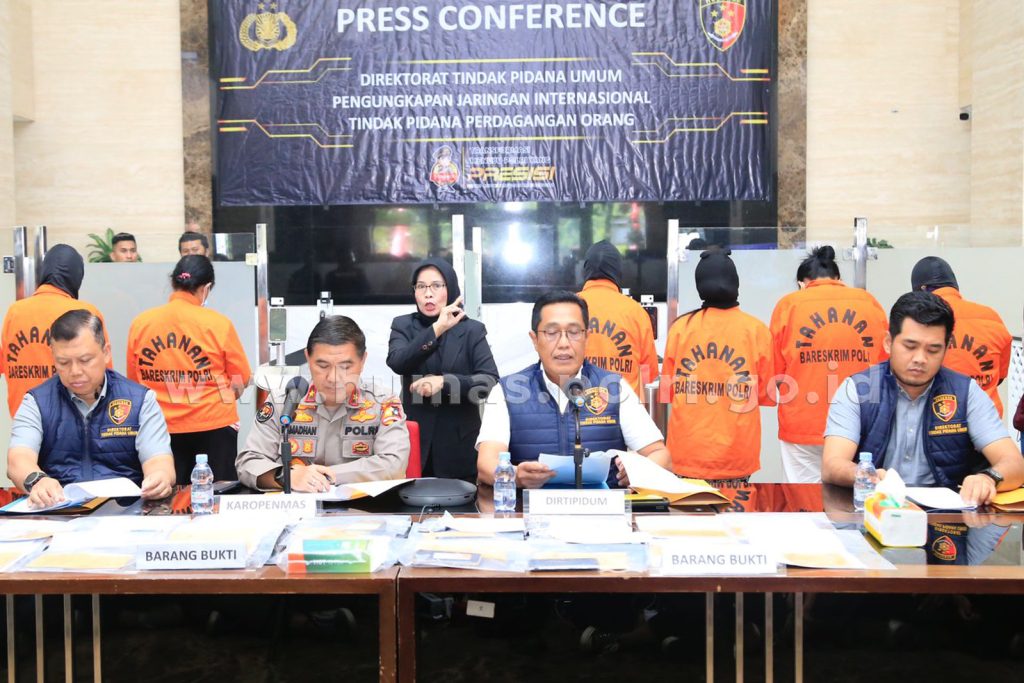 Brigjen Pol Djuhandhani Rahardjo Puro didampingi lainnya saat konpers di Bareskrim Polri, Jakarta Selatan, Selasa (27/6/2023). (Dok/Humas Polri)