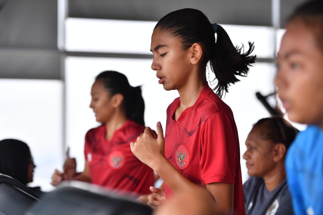 Garuda Muda Wanita fokus latihan fisik di gym, Rabu (28/6/2023). (Dok/PSSI)