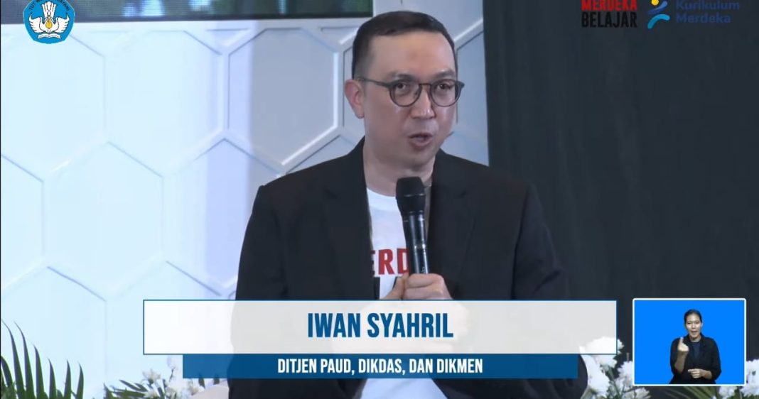 Iwan Syahril saat mulai dialog inspiratif dalam Festival Kurikulum Merdeka di Kantor Kemendikbudristek, Jakarta, Selasa (27/6/2023). (Dok/Kemendikbudristek RI)