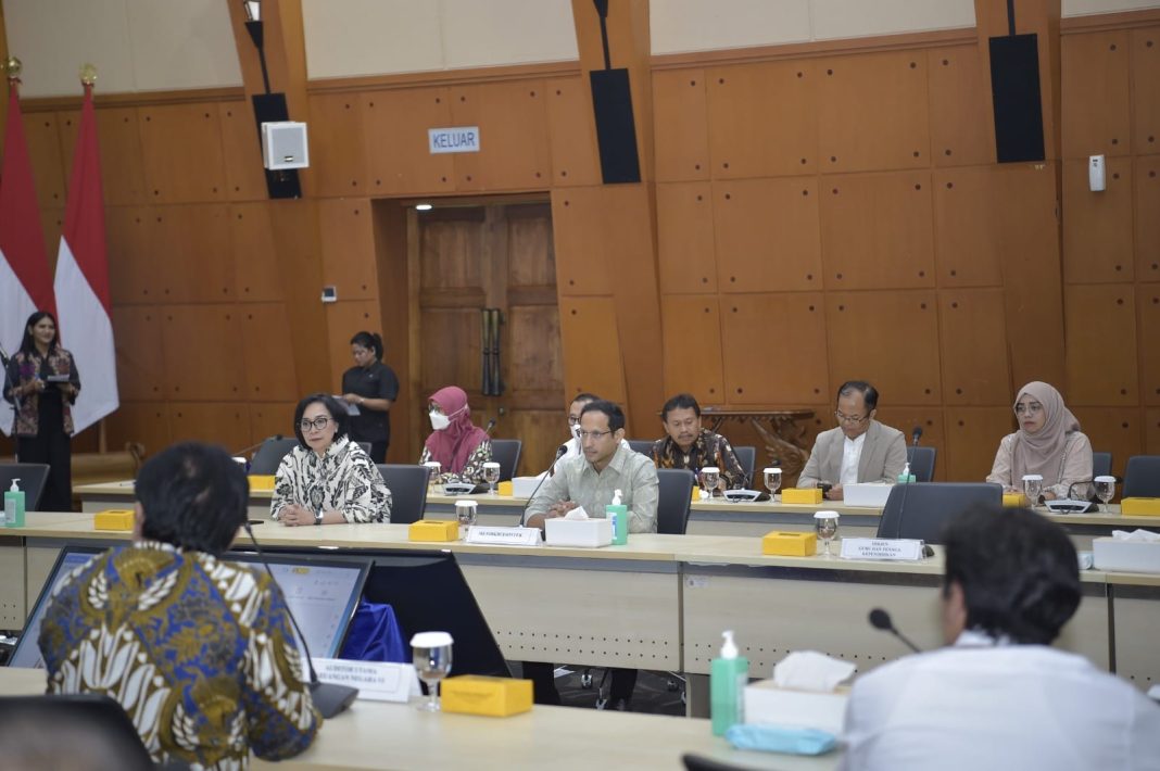 Mendikbudristek RI Nadiem Anwar Makarim pada acara Penyerahan Laporan Hasil Pemeriksaan BPK RI, di Kantor Kemendikbudristek RI, Senayan, Jakarta, Senin (26/6/2023). (Dok/Kemendikbudristek RI)