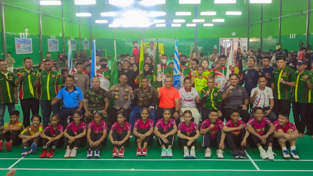 Asisten Pemerintahan dan Kesejahteraan Rakyat Pemko Medan M Sofyan menutup Kejuaraan 8 Cabor di Gor Galaxi, Jumat (30/6/2023) sore. (Dok/Kominfo Medan)