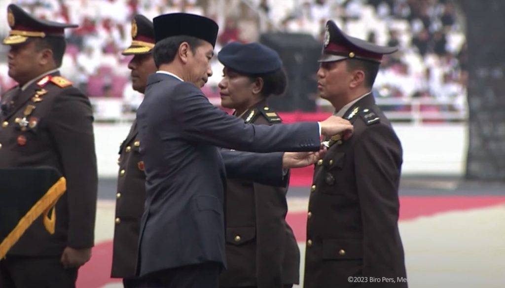 Presiden RI Jokowi memberikan penghargaan tanda kehormatan Bintang Bhayangkara Nararya di acara puncak Hari Bhayangkara ke-77 di Stadion GBK, Jakarta, Sabtu (1/7/2023). (Dok/Humas Polri)