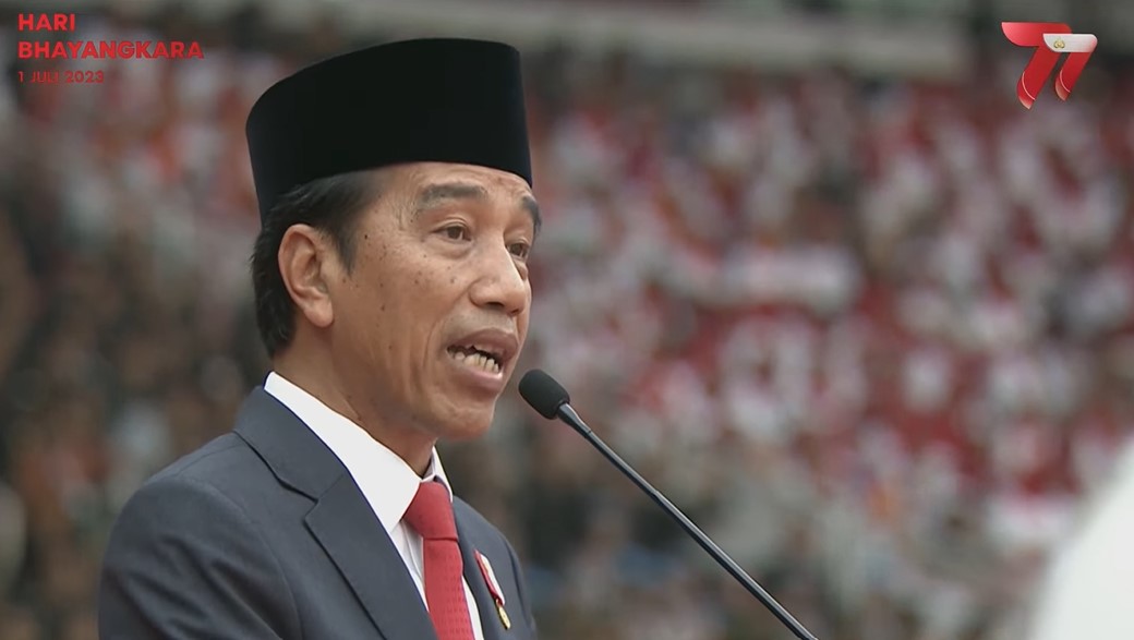Presiden RI Jokowi saat memberi amanat di upacara Hari Bhayangkara ke-77 di GBK, Jakarta, Sabtu (1/7/2023). (Dok/Humas Polri)