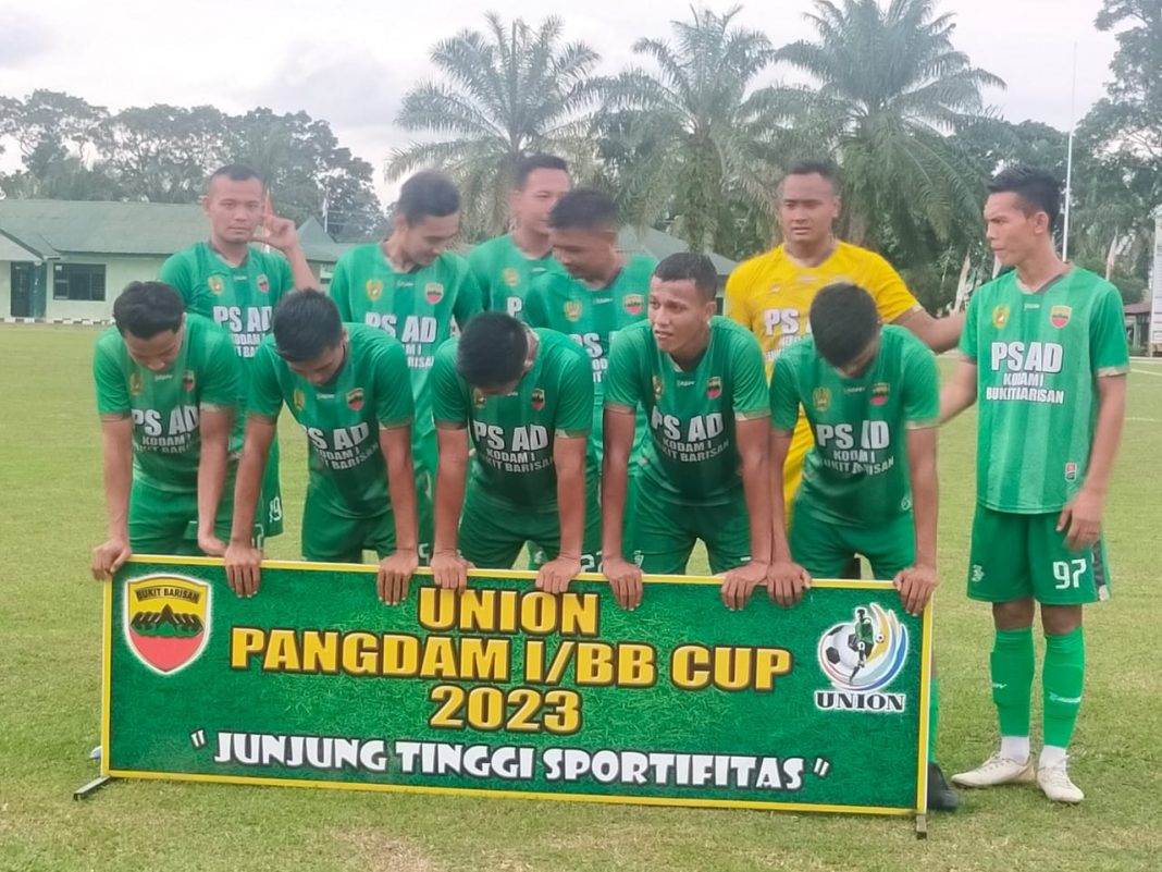 Tim PSAD I/BB foto bersama usai menaklukan lawannya PS PTPN 3 pada turnamen sepak bola Pangdam I/BB Cup tahun 2023 di Lapangan TS Mardjans Saragih, Kecamatan Siantar, Kabupaten Simalungun, Sabtu (1/7/2023) sore.