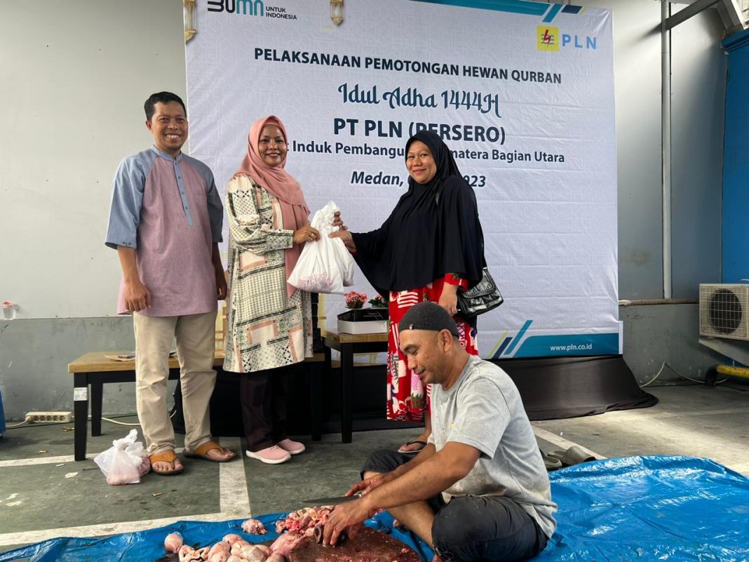 PLN UIP SBU melakukan penyembelihan hewan kurban bertema Tebar Daging dan Kurban 2023 di Medan, dan membagikan ke masyarakat, Sabtu (1/7/2023). (Dok/PLN)