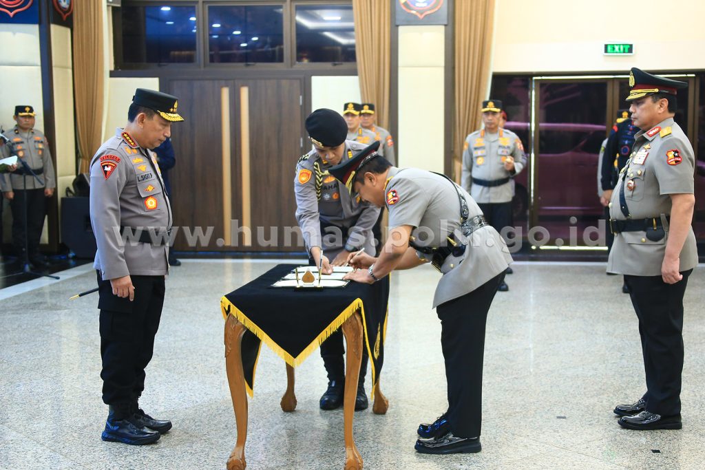 Kapolri Jenderal Polisi Listyo Sigit Prabowo memimpin upacara serah terima jabatan Wakapolri dari Komjen Gatot Eddy Pramono kepada Komjen Agus Andrianto, Senin (3/6/2023). (Dok/Humas Polri)