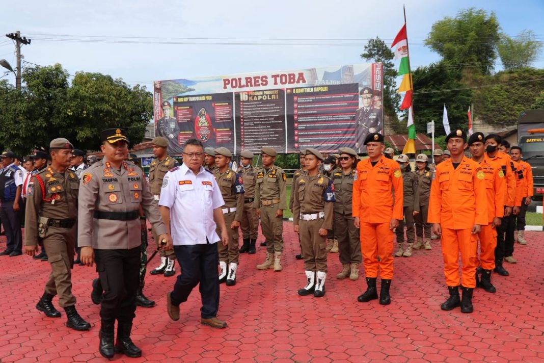 Kapolres Toba Pimpin apel gelar pasukan pengamanan pra PON XXI di Mapolres Toba, Senin (3/7/2023). (Dok Polres Toba)