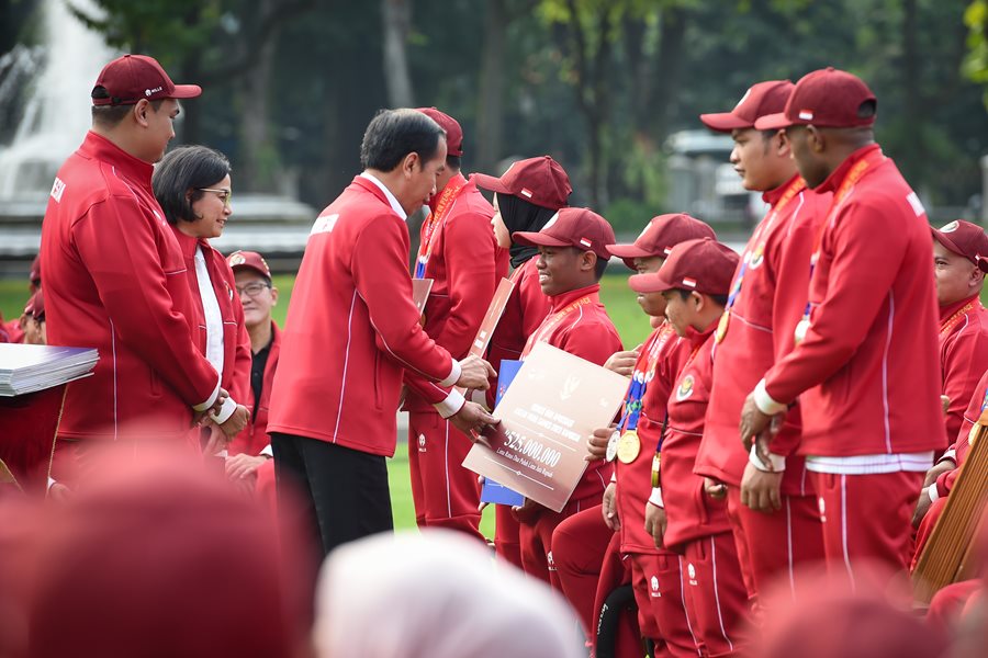 Presiden Jokowi memberikan penghargaan dan apresiasi atas prestasi para atlet Indonesia yang berlaga di ajang ASEAN Paragames 2023, Senin (3/7/2023).