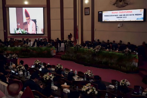 Wali Kota Medan Bobby Nasution memberikan kata sambutan pada Rapat Paripurna Istimewa DPRD Medan HUT ke-433 Kota Medan yang dipimpin Ketua DPRD Medan Hasyim SE di gedung dewan, Senin (3/7/2023). (Dok/Kominfo Medan)