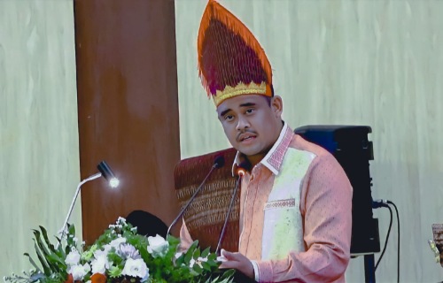 Wali Kota Medan Bobby Nasution dalam Rapat Paripurna Istimewa DPRD Medan HUT ke-433 Kota Medan yang dipimpin Ketua DPRD Medan Hasyim SE di gedung dewan, Senin (3/7/2023). (Dok/Kominfo Medan)