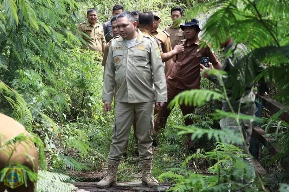 Bupati Pakpak Bharat Franc Bernhard Tumanggor meninjau beberapa ruas jalan dan jembatan yang menjadi perioritas pembangunan tahun anggaran 2024 mendatang. (Dok/Kominfo Pakpak Bharat)