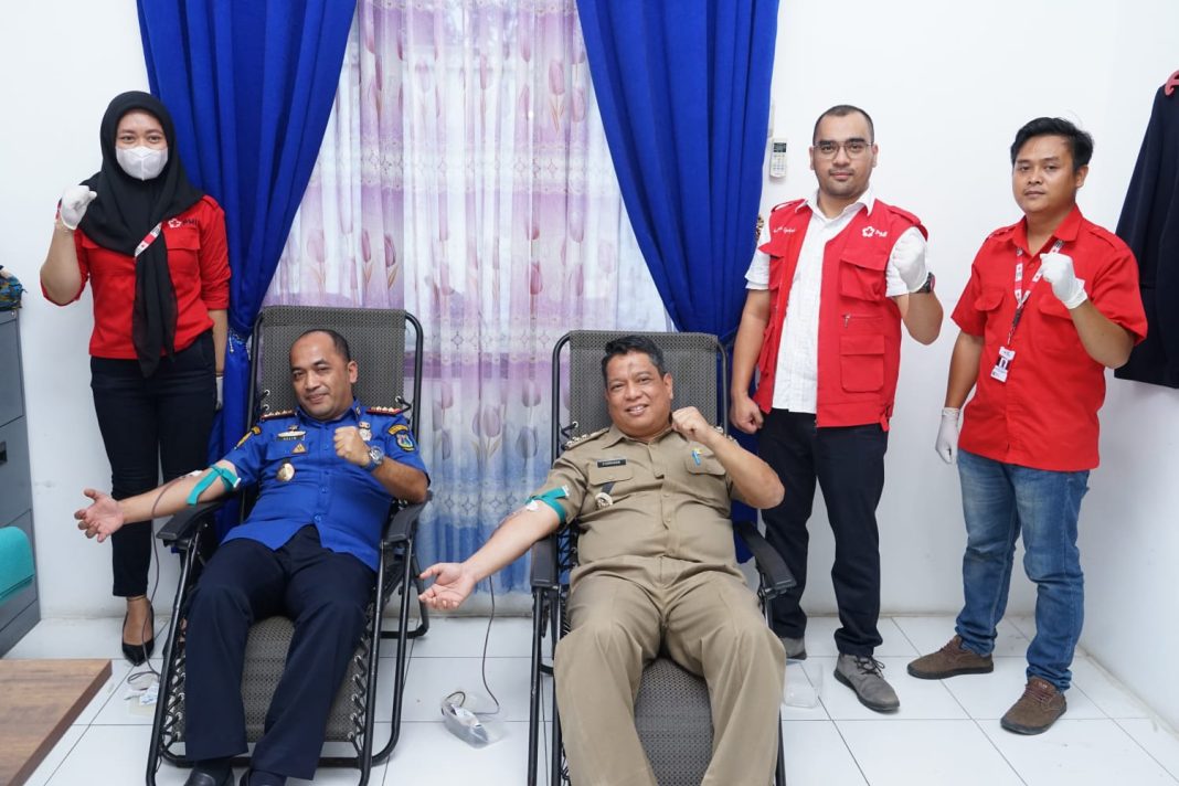 Pj Wali Kota Tebingtinggi Drs Syarmadani MSi bersama Kadis Damkar dan Penyelamatan Abdul Halim Purba SSTP MSi saat donor darah di aula Dinas Damkar dan Penyelamatan, Selasa (4/7/2023).