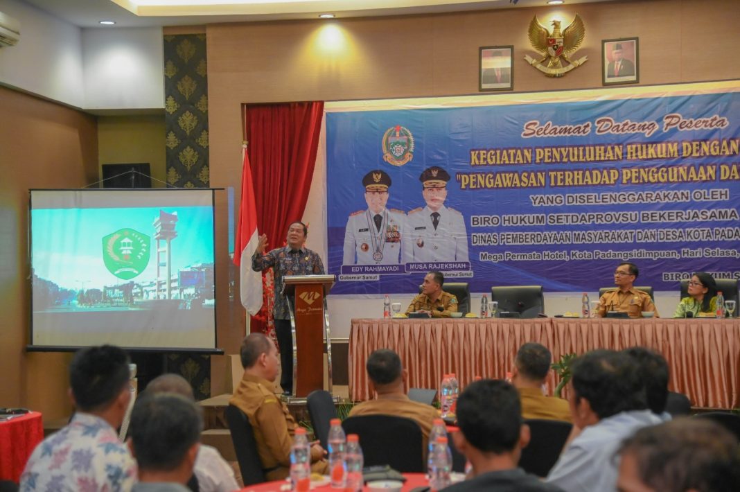 Wali Kota Padangsidimpuan Irsan Efendi Nasution SH MM (kiri) ketika menyampaikan kata sambutan pada pembukaan Penyuluhan Hukum bagi para Kepala Desa se-Kota Padangsidimpuan di Hotel Mega Permata Padangsidimpuan, Selasa (4/7/2023). (Dok/Kominfo Padangsidimpuan)