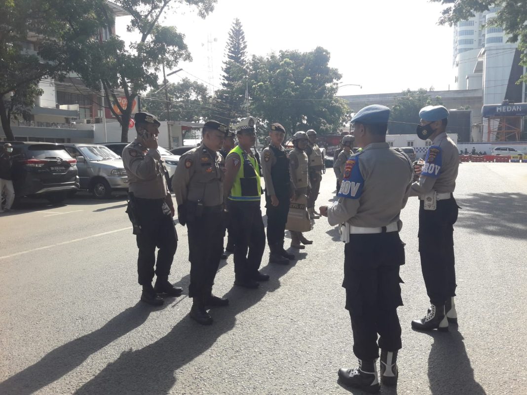 Personel menggelar apel sebelum melaksanakan KRYD dengan berpatroli untuk mengantisipasi aksi kejahatan jalanan di Lapangan Merdeka Medan, Selasa (4/7/2023). (Dok/Polrestabes Medan)