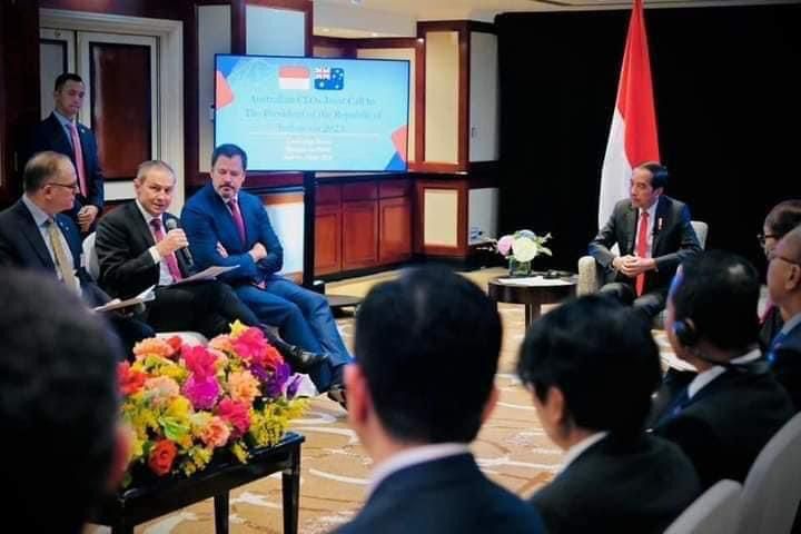 Presiden Jokowi saat melakukan pertemuan dengan para CEO perusahaan-perusahaan Australia di Ruang Pertemuan Cambridge, Hotel Shangri-La, Sydney, Selasa (4/7/2023).