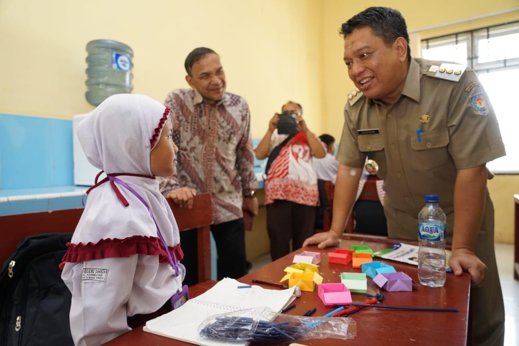 Pj Wali Kota Tebingtinggi Drs Syarmadani MSi didampingi Kadis Pendidikan dan Kebudayaan Idam Khalid SKM MKes saat berbincang dengan pelajar yang mengikuti pembelajaran Gasing di Laboratorium Terpadu, Jalan Gunung Leuser BP7, Selasa (4/7/2023).