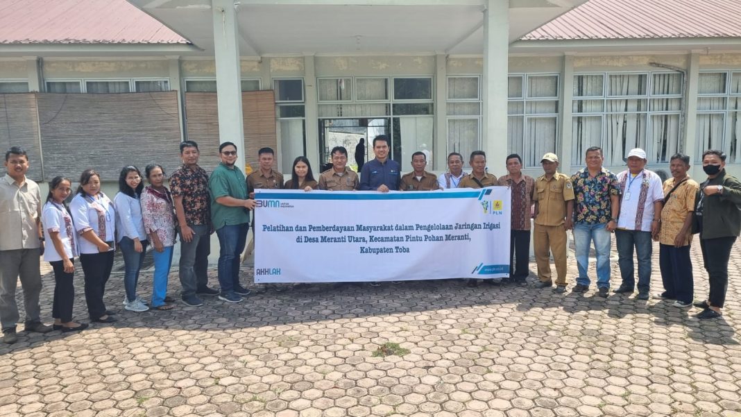 PLN menyerahkan dana bantuan untuk Pelatihan dan Pemberdayaan Masyarakat dalam Pengelolaan Jaringan Irigasi di Desa Meranti Utara, Kecamatan Pintu Pohan Meranti, Kabupaten Toba, Selasa (27/6/2023). (Dok/PLN)