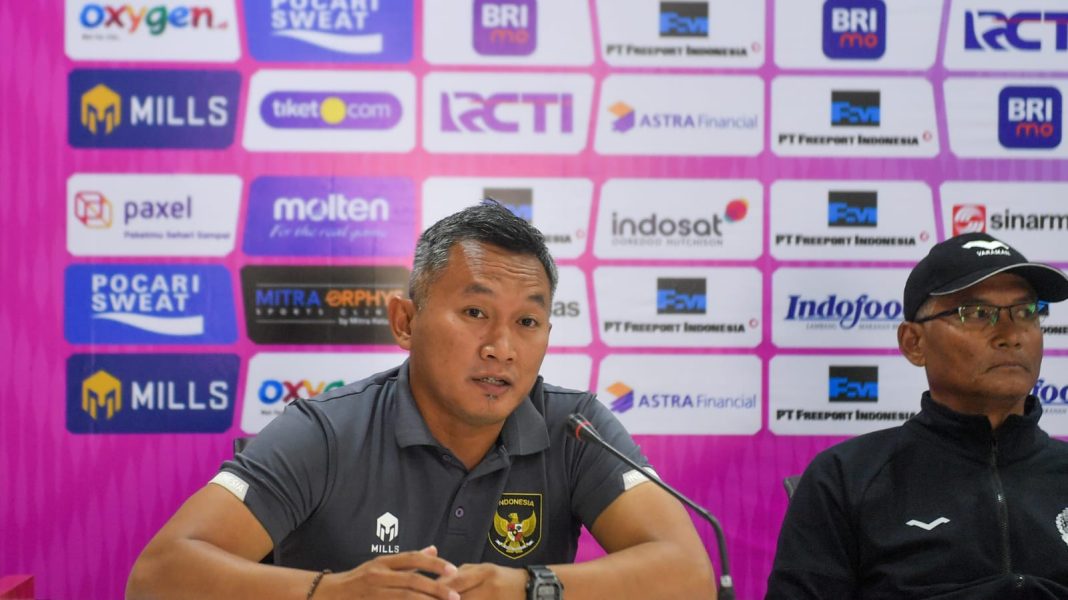 Pelatih Tim U-19 Wanita, Rudy Eka Priyambada saat jumpa pers Grup A jelang laga, Selasa, (4/7/2023). (Dok/PSSI)