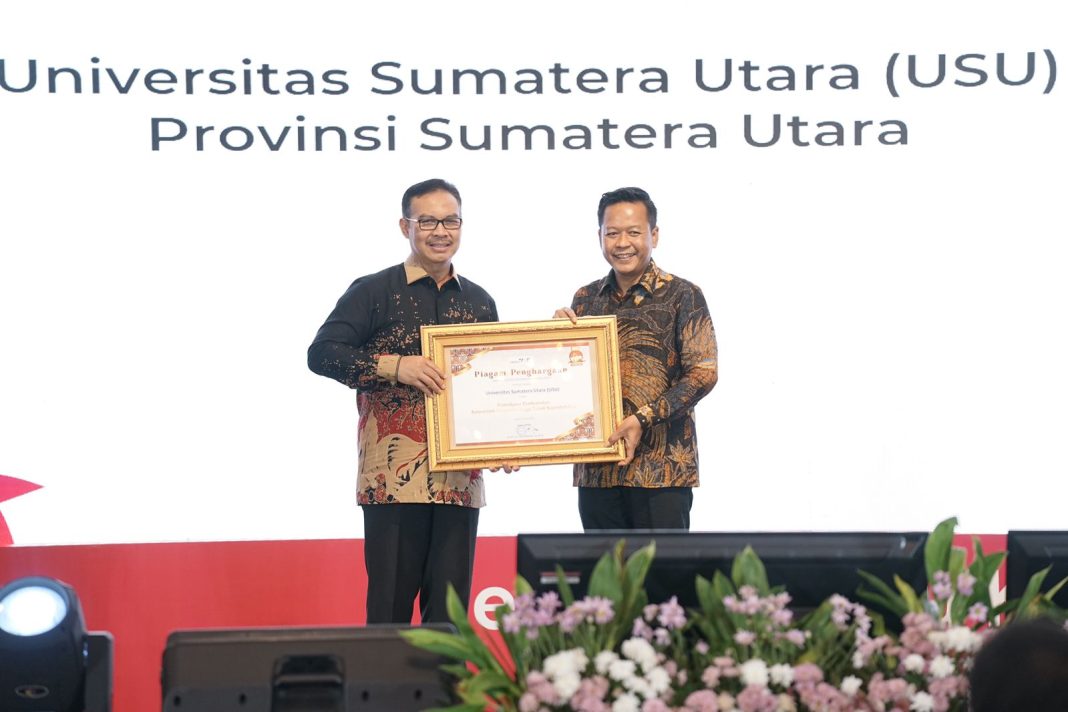 Rektor USU Prof Muryanto menerima penghargaan sebagai perguruan tinggi yang peduli terhadap kependudukan dari BKKBN 2023, di Sumsel, Selasa (4/7/2023). (Dok/USU)