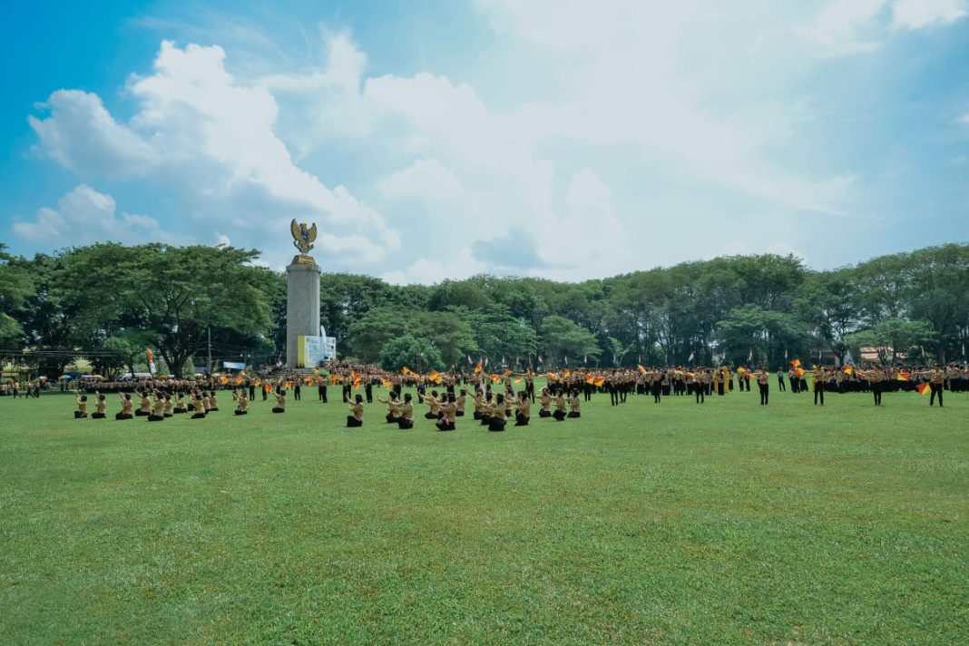 Kwarcab Gerakan Pramuka Kabupaten Batubara menampilkan aksi tarian kolosal gebyar semangat anak muda membangun di Alun-alun Tengku Amir Hamzah, Kabupaten Langkat, Selasa (4/7/2023). (Dok/Kominfo Batubara)