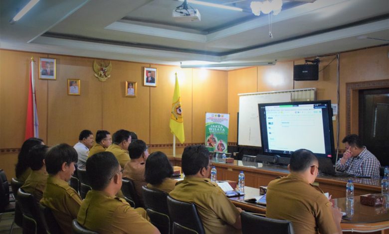 Bupati Dairi Dr Eddy Keleng Ate Berutu mengikuti rapat koordinasi secara daring persiapan penyelenggaraan Aquabike Danau Toba 2023 bersama tiga kabupaten terpilih lainnya yang menjadi tuan rumah penyelengara, seperti Tanah Karo, Toba, dan Samosir, dari ruang rapat bupati, Selasa (4/7/2023). (Dok/Kominfo Dairi)